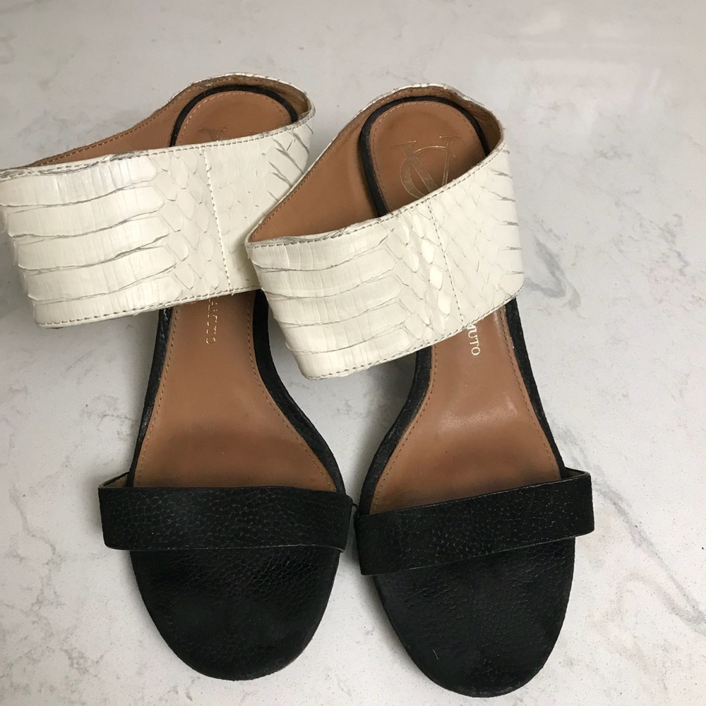 Vince Camuto blk & wht sandals